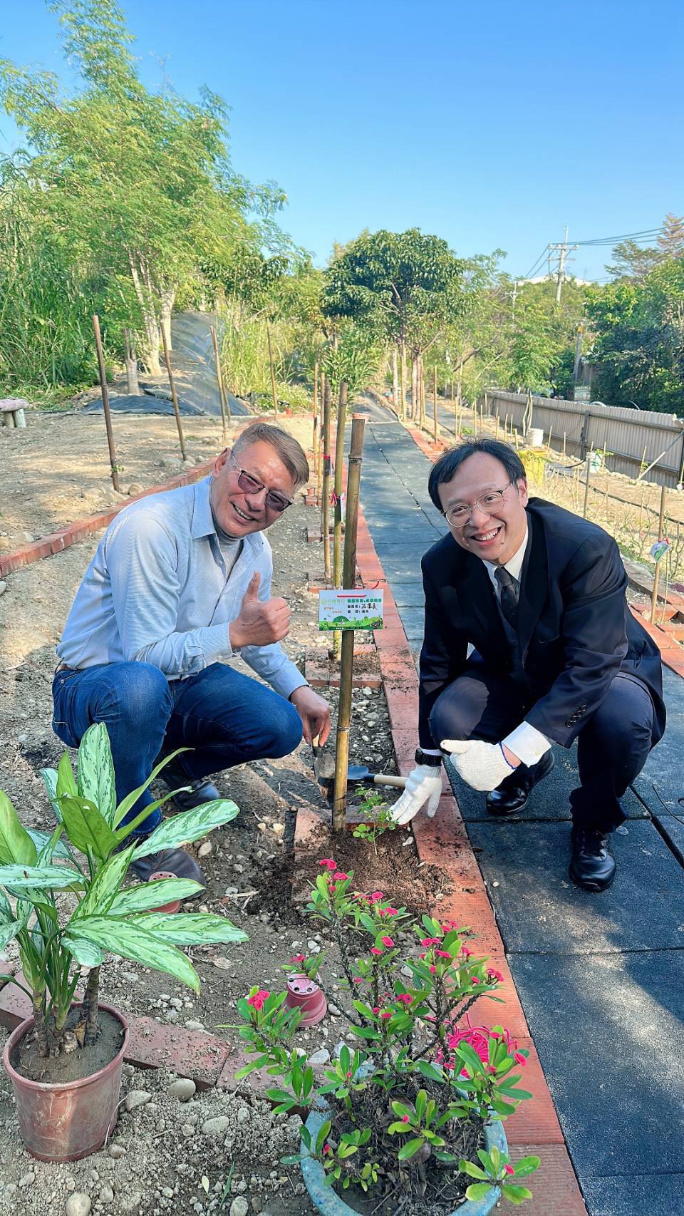 衛福部長 – 石崇良– 在花樹銀行種下的辣木樹